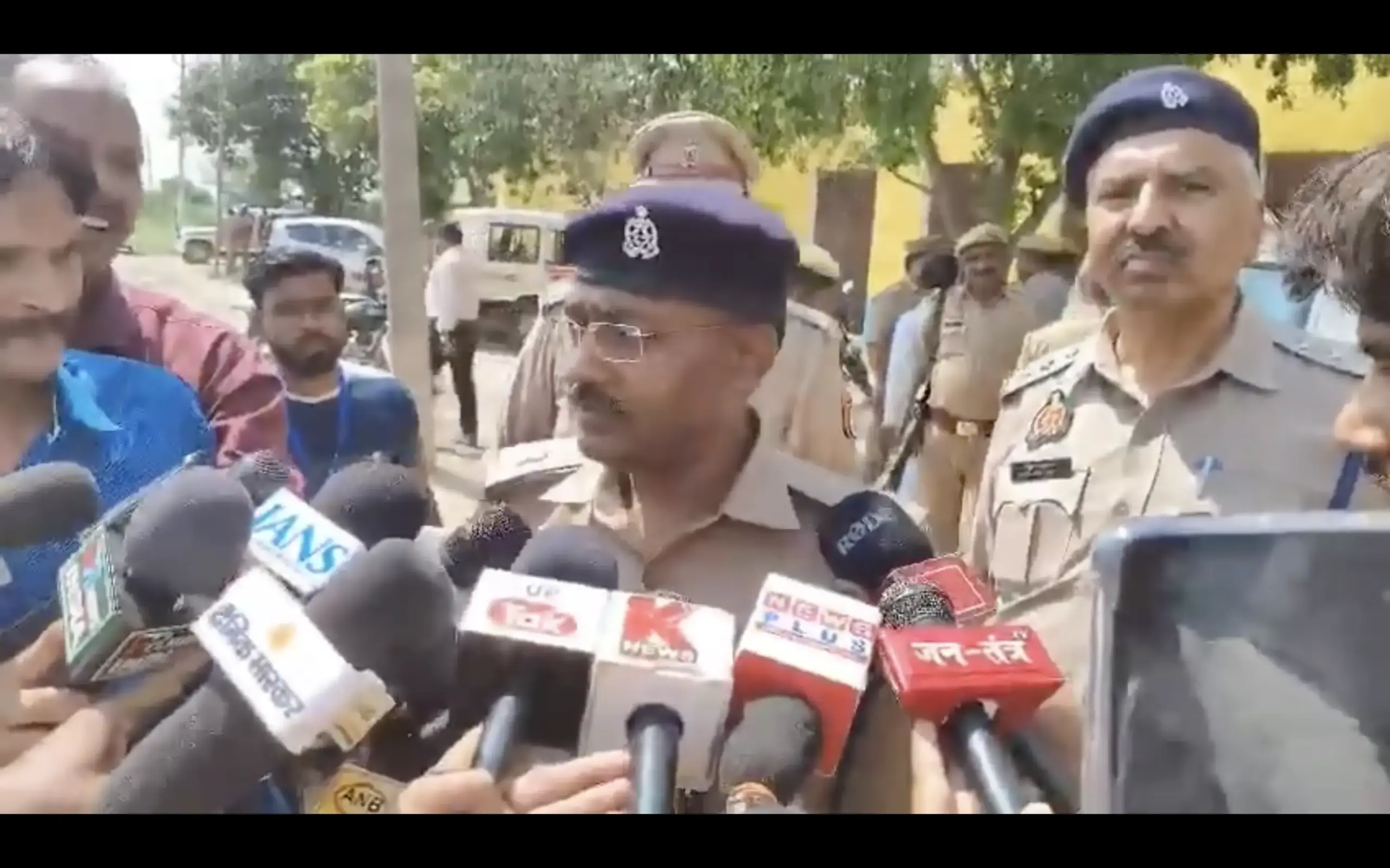 Mob attack Etawah Police